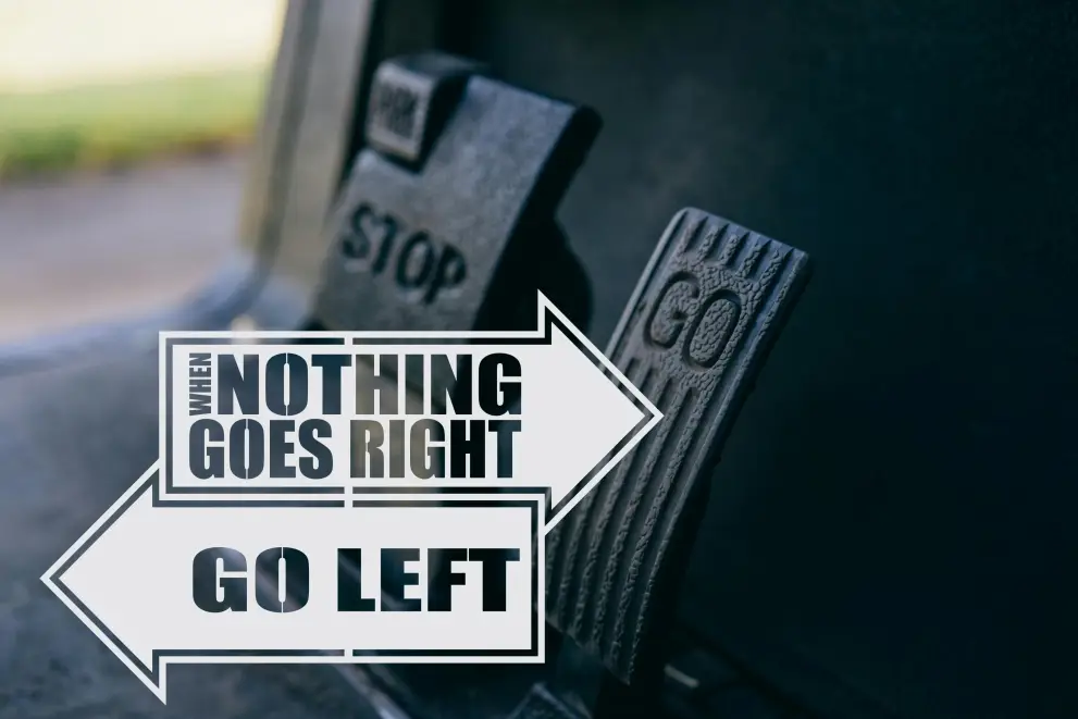 Decoratiune perete metal When nothing goes right go left - limba engleza